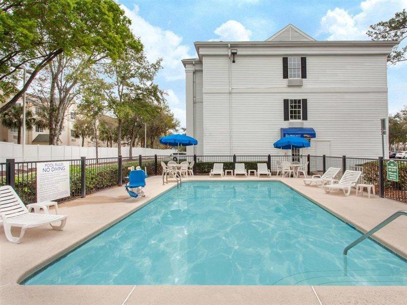 Baymont By Wyndham Jacksonville/Butler Blvd Exterior foto